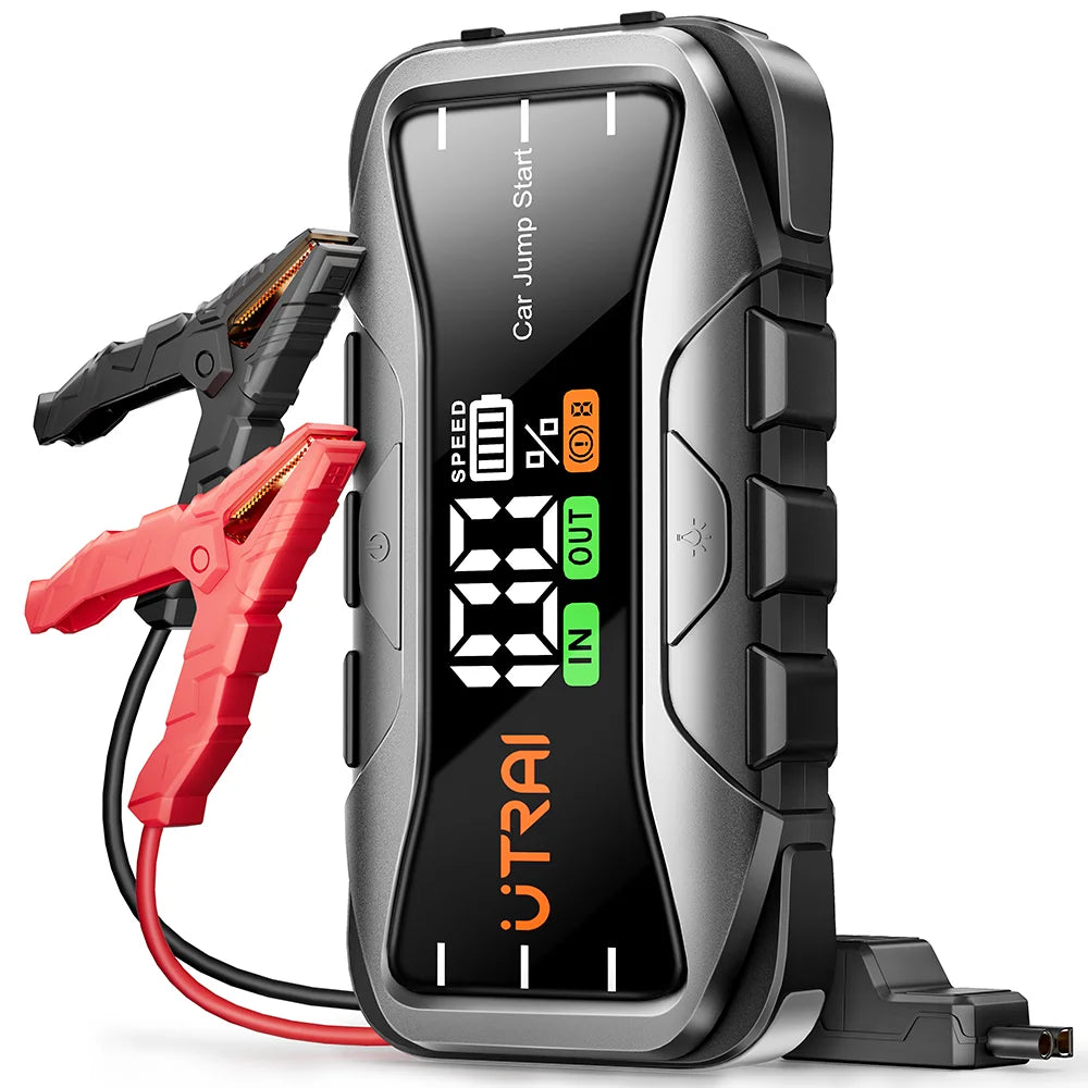 Booster de démarrage UTRAI pour moteur diesel, pinces et écran de charge, sur fond blanc