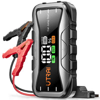 Booster de démarrage UTRAI pour moteur diesel, pinces et écran de charge, sur fond blanc