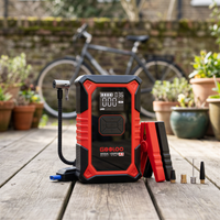 Booster de démarrage GOOLOO posé sur une terrasse en bois devant un jardin