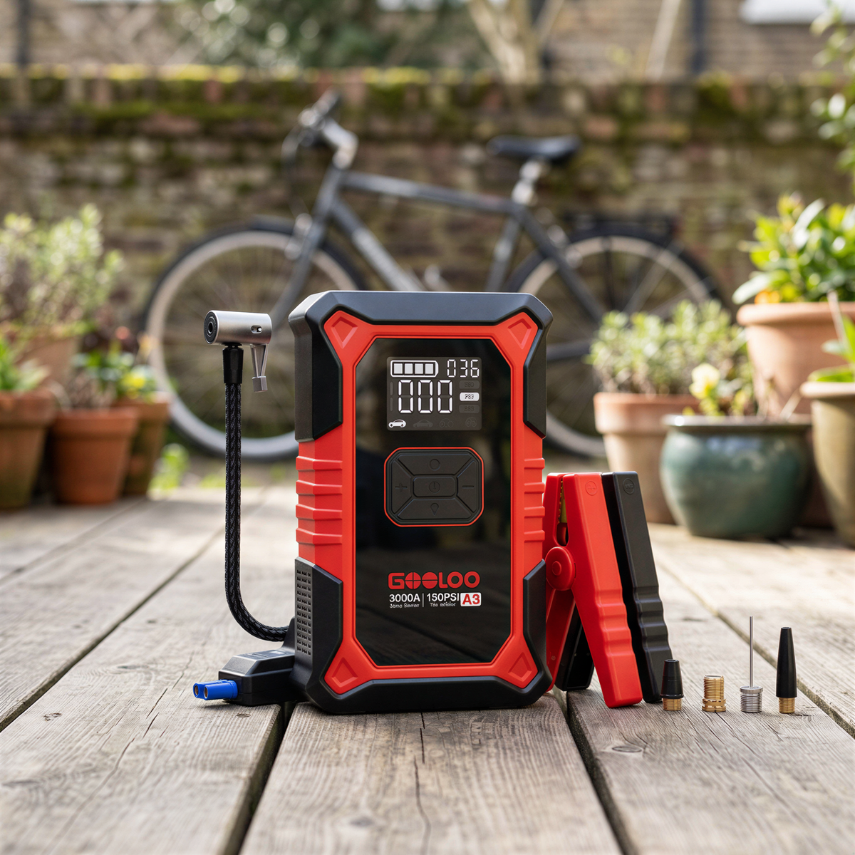 Booster de démarrage GOOLOO posé sur une terrasse en bois devant un jardin