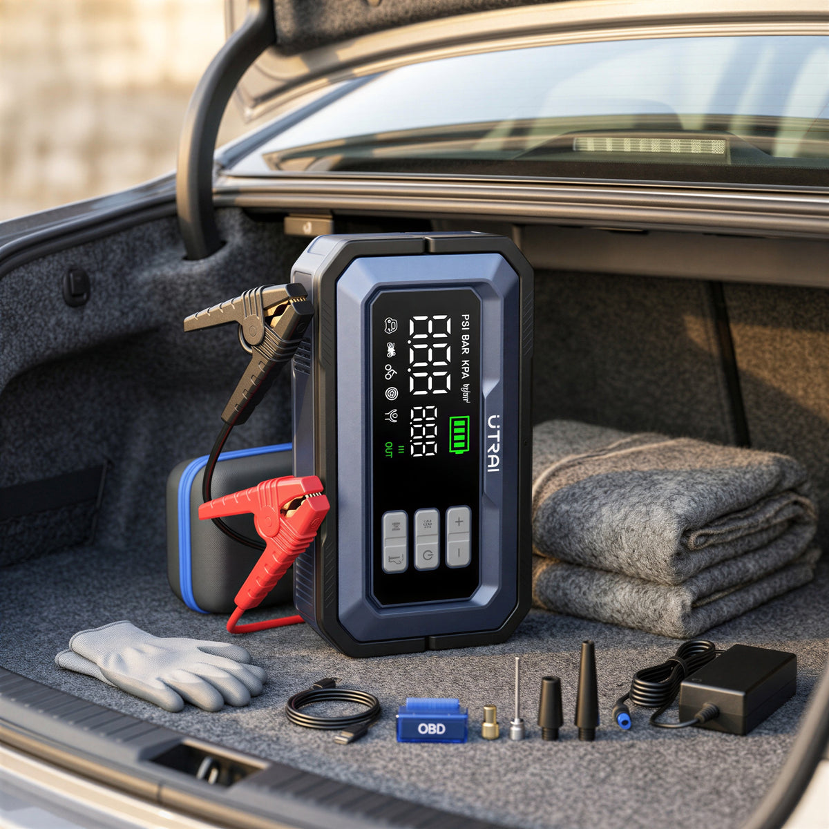 Booster de démarrage UTRAI JS-30 posé dans le coffre d'une voiture