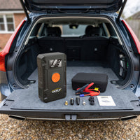 Booster de démarrage GKFLY posé sur le hayon d'une voiture