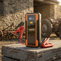 Booster de démarrage GKFLY orange posé dans une cour de ferme