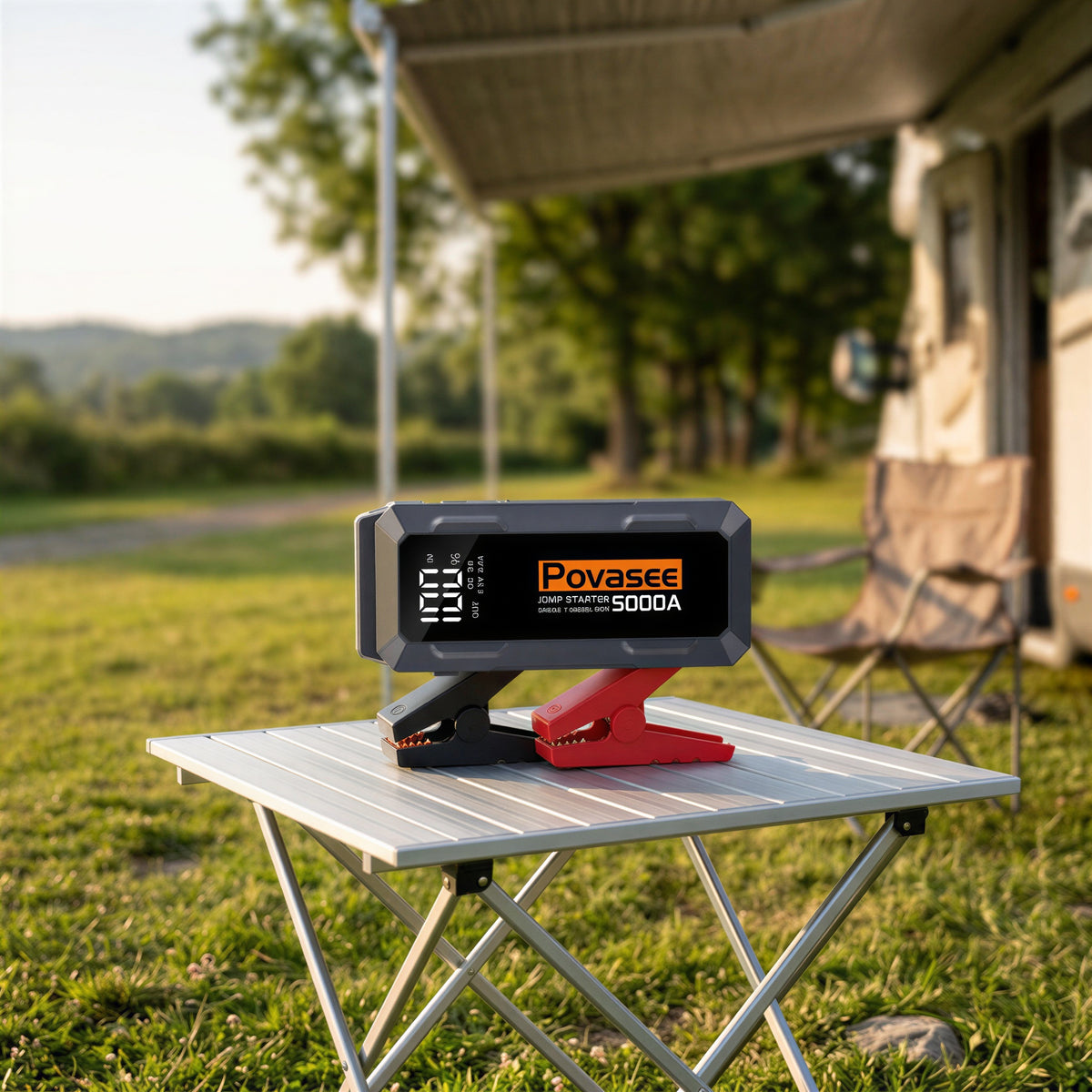 Booster de démarrage Povasee posé devant un camping-car